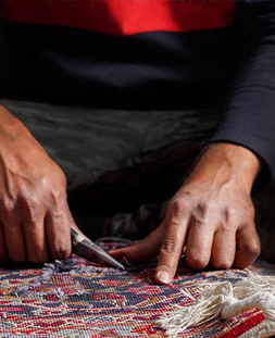 رفو گری قالی در قالیشویی دولت آباد